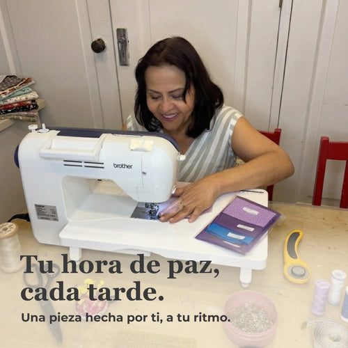 Mujer cosiendo a maquina su bolsa de patchwork por la tarde - Tu hora de paz, una pieza hecha por ti