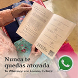 Manos sosteniendo el manual de instrucciones del kit con codigo QR y soporte por WhatsApp incluido