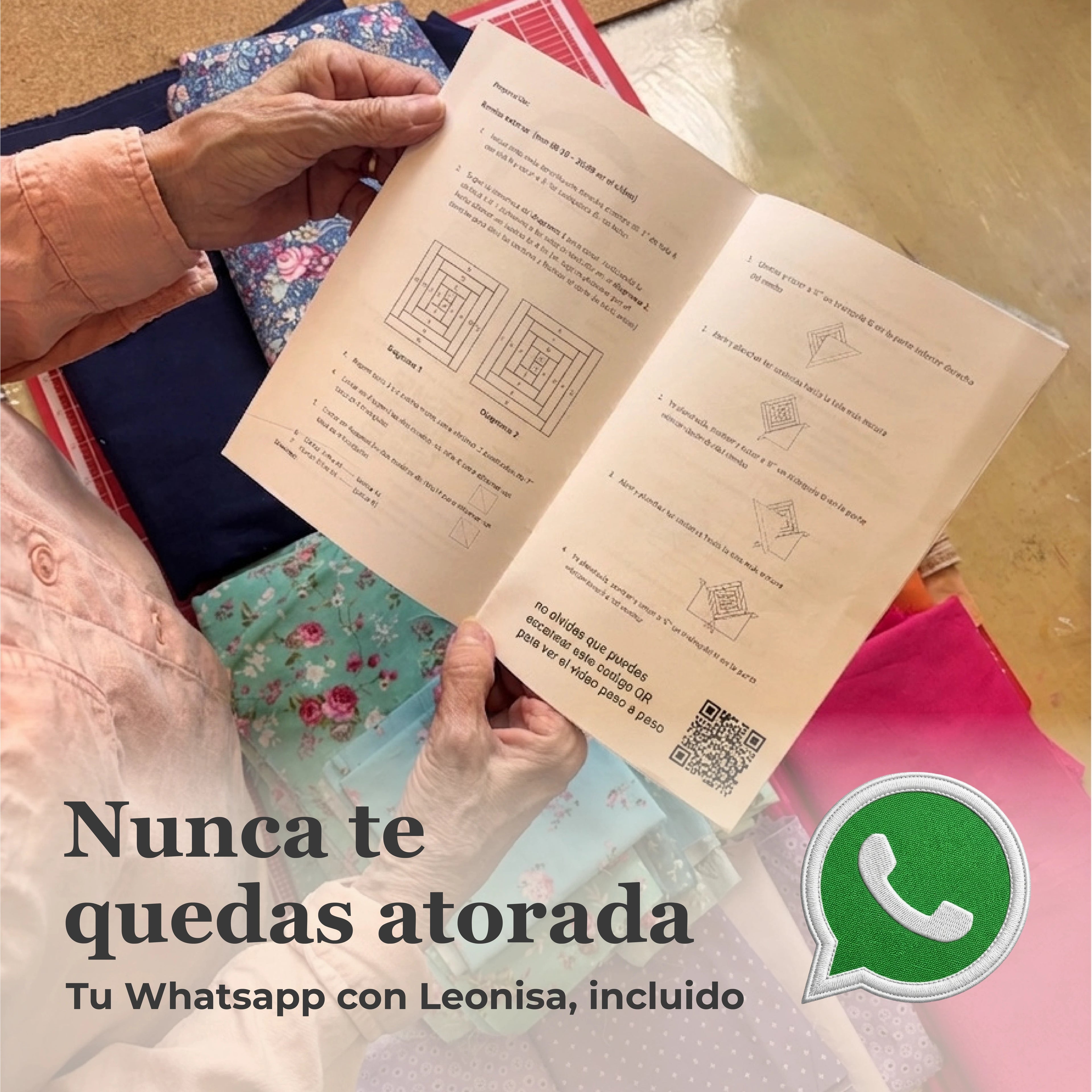 Manos sosteniendo el manual de instrucciones del kit con codigo QR y soporte por WhatsApp incluido