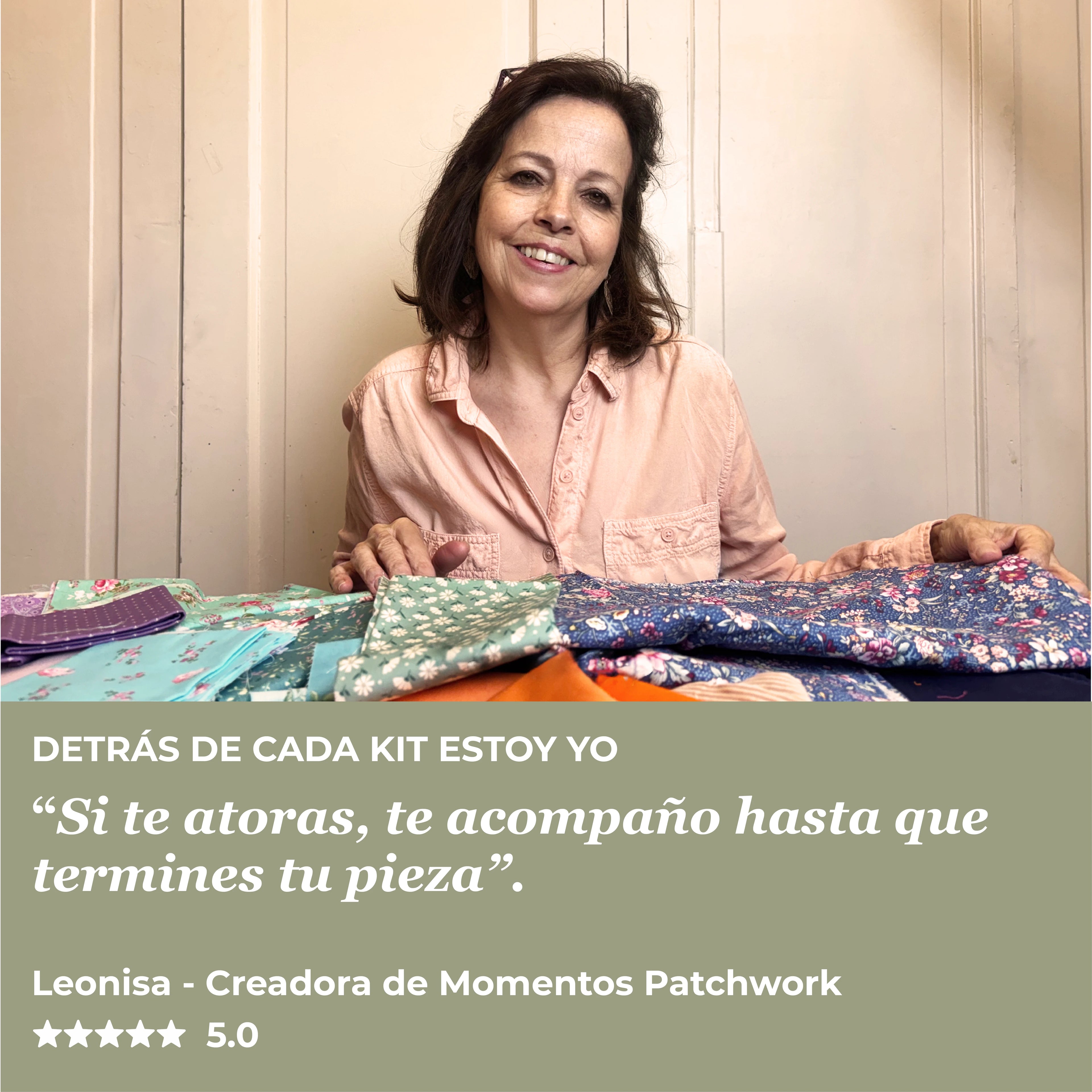 Leonisa, creadora de Momentos Patchwork, sonriendo con telas - acompana a cada clienta hasta terminar su pieza